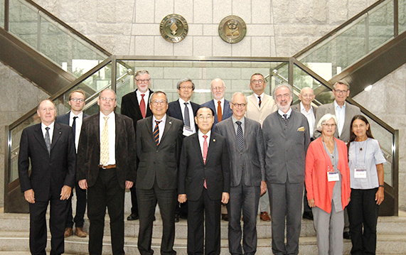 해외학술기관 회원들과 함께 찍은 단체사진